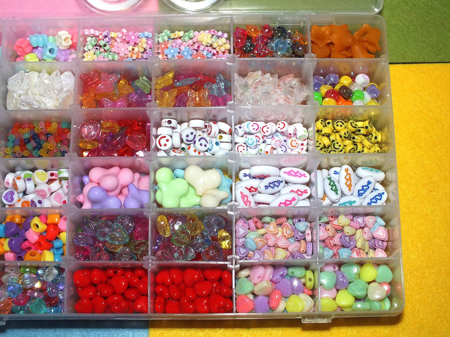 XL Crafting gift box with elastic - 3000+ beads including hearts, flowers, stars, faces, butterflies & more