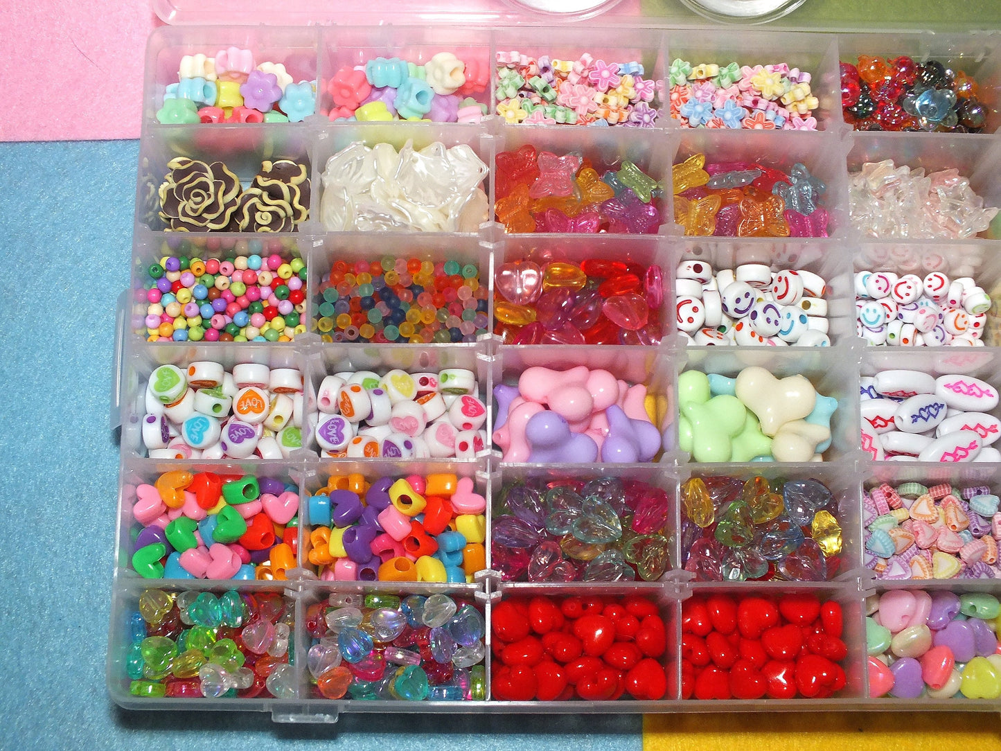XL Crafting gift box with elastic - 3000+ beads including hearts, flowers, stars, faces, butterflies & more