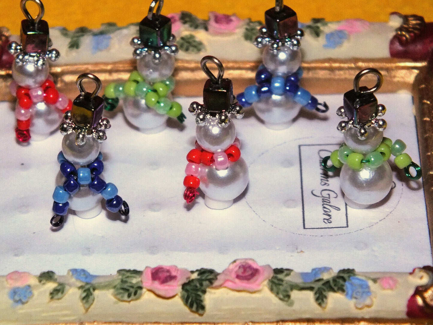 Scarf-wearing Snowman charms (6-12pcs, plain, on clasps or lanyards)