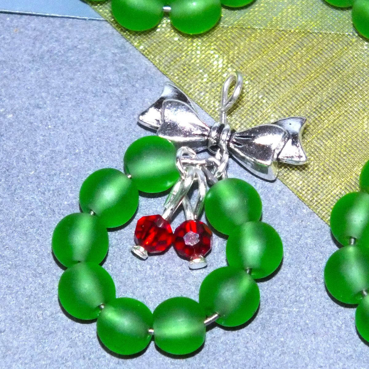 4pcs Handmade Christmas Wreath Dangle Charms, Glass + Metal