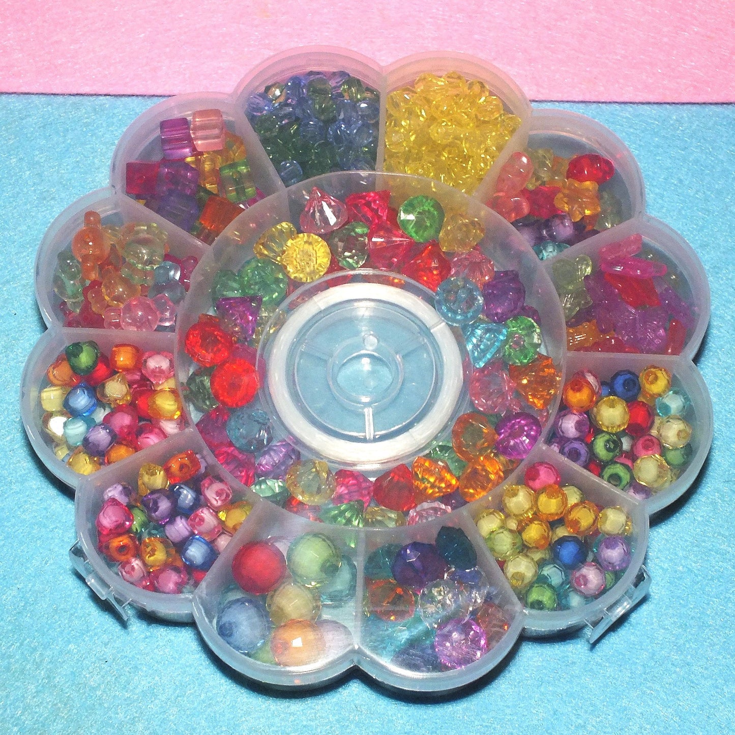 550pcs XL Fantasy mix bead gift box, plus reel of elastic - includes flowers, cubes, hearts etc. in a plastic storage box