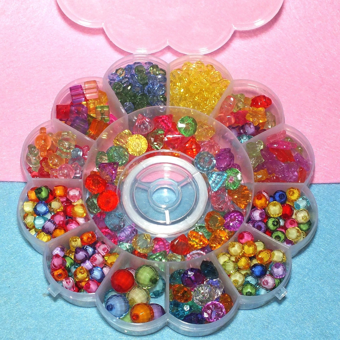 550pcs XL Fantasy mix bead gift box, plus reel of elastic - includes flowers, cubes, hearts etc. in a plastic storage box